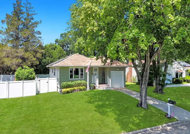 3rd image of 84 Oneida Ave, South Setauket, NY 11720 | MLS# 990332