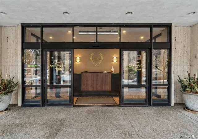 3rd image of 1 Kensington Gate #118, Great Neck, NY 11021 | MLS# 990396