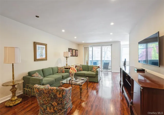 5th image of 1 Kensington Gate #118, Great Neck, NY 11021 | MLS# 990396