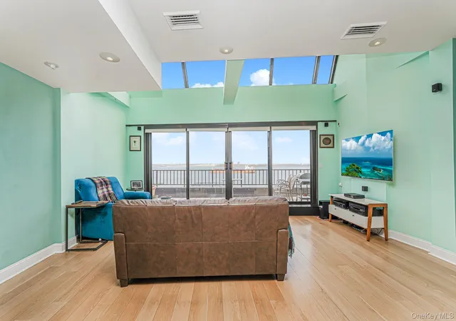 Listing Photo 4 - Condo for sale in Bay Street Landing located at 10 Bay St Lndg, New York, NY 10301 - Unit #8D