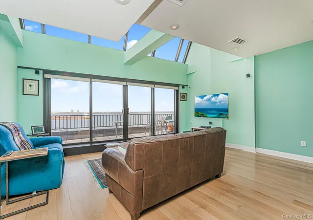 Listing Photo 5 - Condo for sale in Bay Street Landing located at 10 Bay St Lndg, New York, NY 10301 - Unit #8D