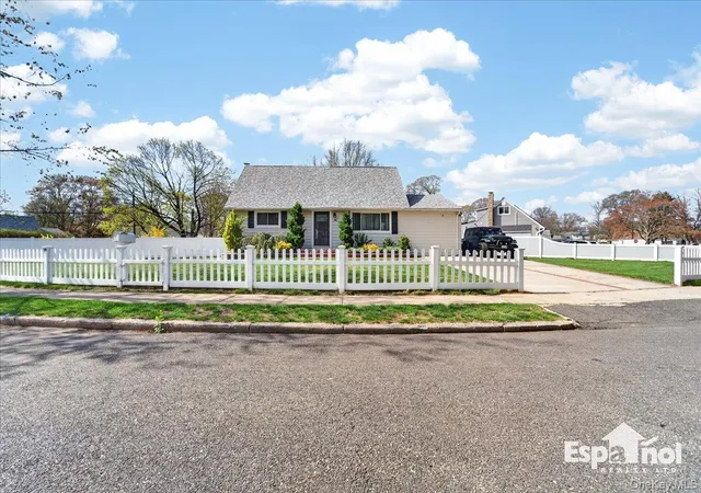 4th image of 36 Ronald Dr E, Amityville, NY 11701 | MLS# 990542