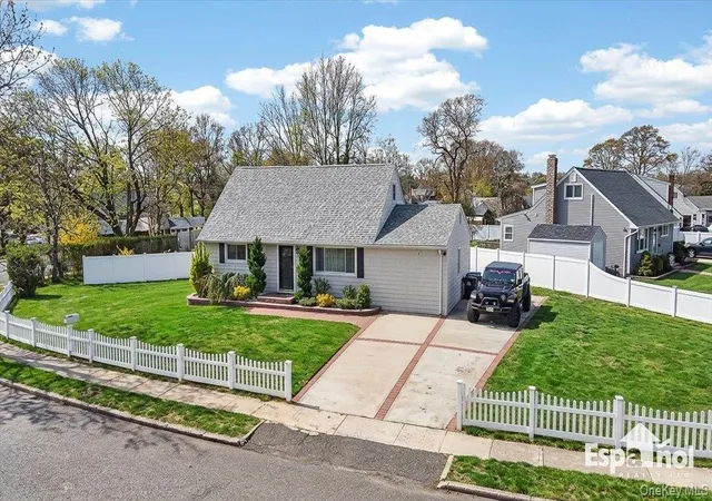 49th image of 36 Ronald Dr E, Amityville, NY 11701 | MLS# 990542