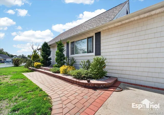 5th image of 36 Ronald Dr E, Amityville, NY 11701 | MLS# 990542