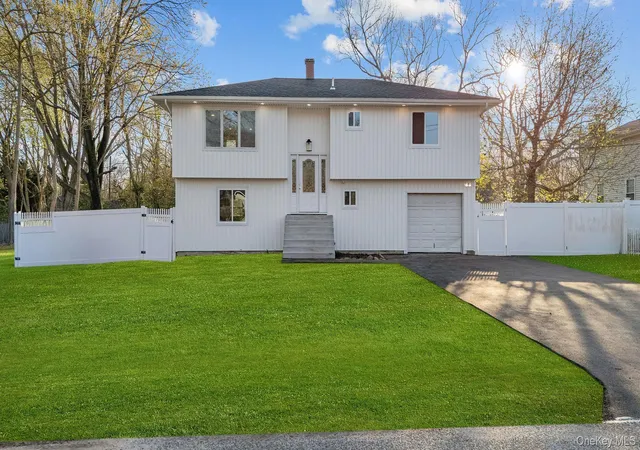 Photo 2 of Sale Pending at 40 Alder Dr, Brookhaven, NY 11951 | MLS# 990553 | Listing updated on 2026-05-15