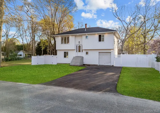 Photo 3 of Sale Pending at 40 Alder Dr, Brookhaven, NY 11951 | MLS# 990553 | Listing updated on 2026-05-15