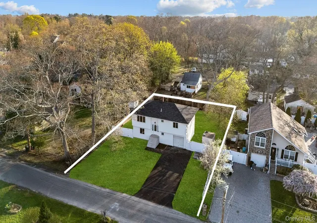 Photo 3 of Sale Pending at 40 Alder Dr, Brookhaven, NY 11951 | MLS# 990553 | Listing updated on 2026-05-15