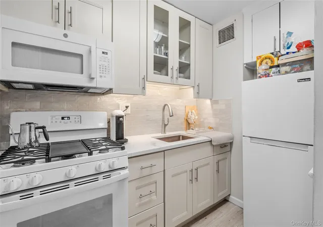 3rd image of 7510 Yellowstone Blvd #2H, Rego Park, NY 11374 | MLS# 990602