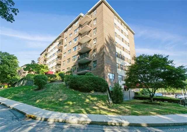 Listing Photo 2 - Condo for sale in building located at 100 Diplomat Dr, Mount Kisco, NY 10549 - Unit #7J