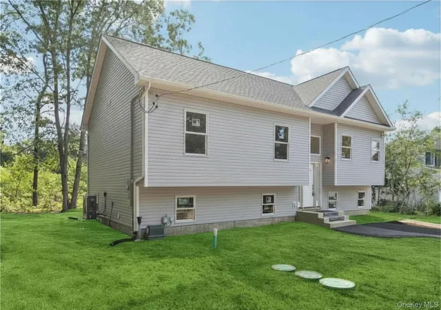 Photo 2 of Sale Pending at 511 Walker Ave, Brookhaven, NY 11772 | MLS# 990695 | Listing updated on 2026-09-01