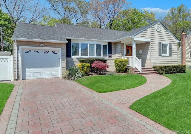2nd image of 6 Sheep Pasture Ln, Oyster Bay, NY 11758 | MLS# 990742