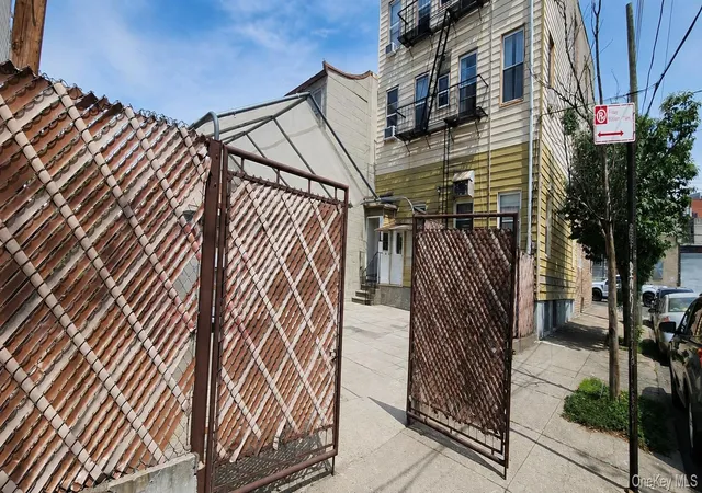 Listing Photo 4 - Condo for sale in building located at 5427 Arnold Ave, New York, NY 11378