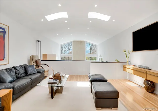 24th image of 1 Carver St, Sag Harbor, NY 11963 | MLS# 990791