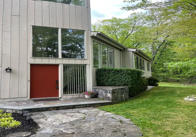 2nd image of 11 Manor Dr, Lewisboro, NY 10526 | MLS# 990838