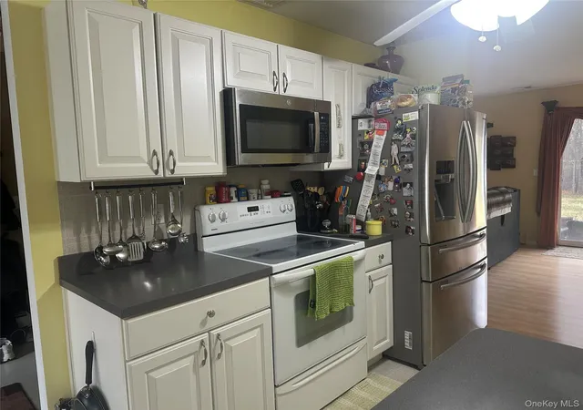 4th image of 3 Horseshoe Ln, Center Moriches, NY 11934 | MLS# 990841