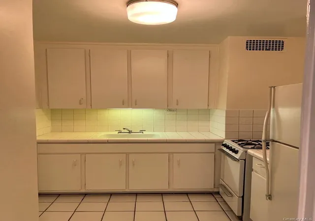 Photo 4 of House for sale at 305 East 40 St #4A, New York, NY 10016 | MLS# 990954 | Listing updated on 2026-08-25