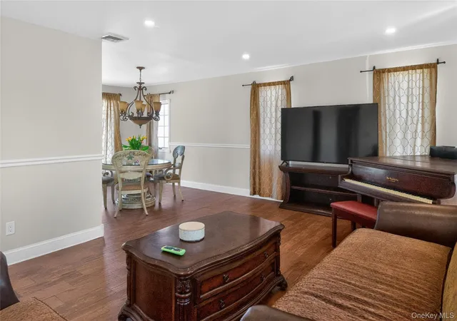5th image of 101 Jetmore Pl, Massapequa, NY 11758 | MLS# 990970