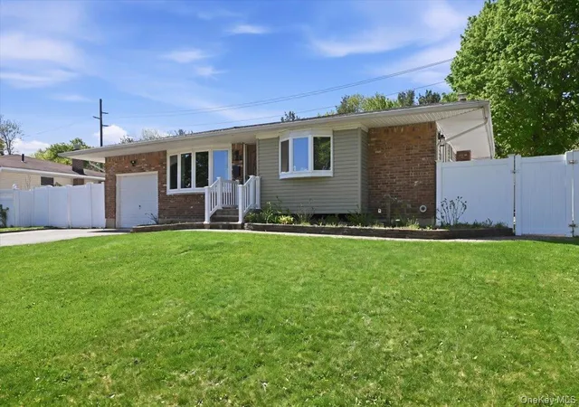 3rd image of 9 Copperbeech Rd, Smithtown, NY 11780 | MLS# 991010