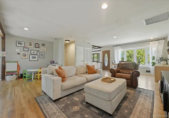 5th image of 9 Copperbeech Rd, Smithtown, NY 11780 | MLS# 991010