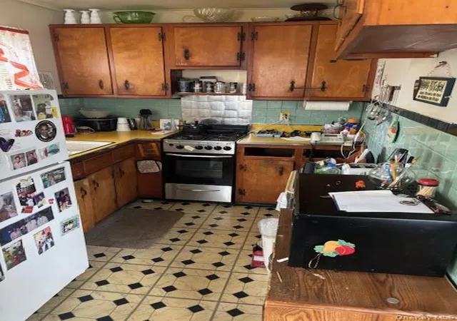 Photo 3 of Sale Pending at 17 Brown St, Riverhead, NY 11901 | MLS# 991100 | Listing updated on 2026-05-12
