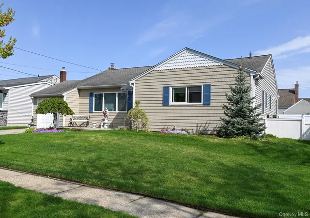 Homes for sale in Hempstead, NY | 582 Western Park Dr, Hempstead, NY 11552 | MLS# 991240