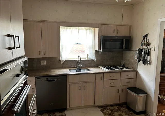 Photo 4 of House for sale at 4735 196th Place, New York, NY 11358 | MLS# 991266 | Listing updated on 2026-10-08
