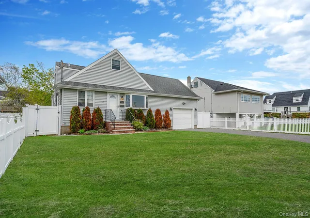 2nd image of 253 E Riviera Dr, Babylon, NY 11757 | MLS# 991270