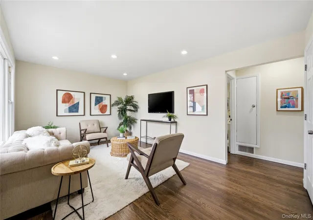 4th image of 110 Heyward Street, Brentwood, NY 11717 | MLS# 991308