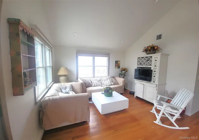 3rd image of 33 Broadway, Bay Shore, NY 11706 | MLS# 991536