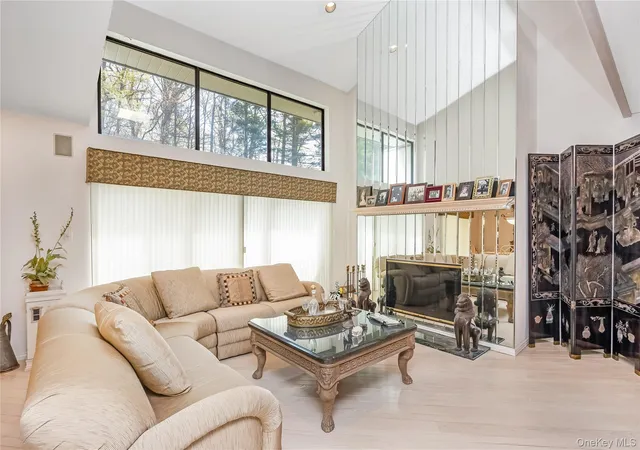 Photo 4 of Condo for sale at 71 Eagle Chase, Woodbury, NY 11797 | MLS# 991676 | Listing updated on 2026-04-29