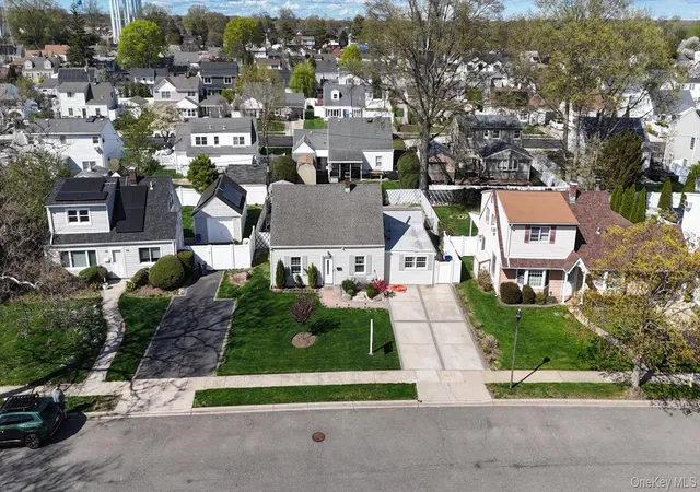 5th image of 13 Peachtree Ln, Hempstead, NY 11756 | MLS# 991688