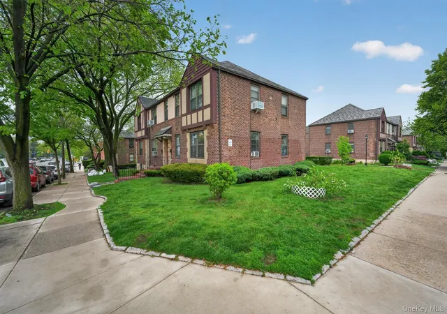 3rd image of 7619 Ditmars Blvd, New York, NY 11370