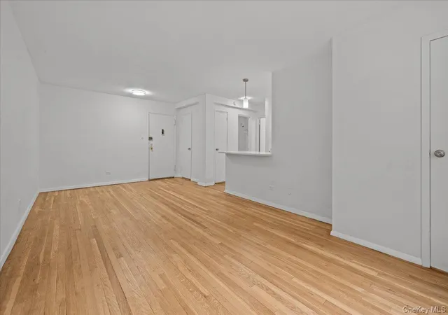 3rd image of 5425 Valles Ave #2M, Bronx, NY 10471 | MLS# 991799