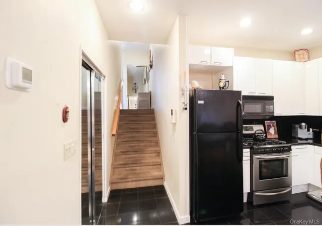 4th image of 2716 Schurz Ave, New York, NY 10465