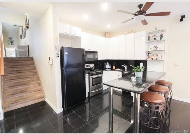 5th image of 2716 Schurz Ave, New York, NY 10465