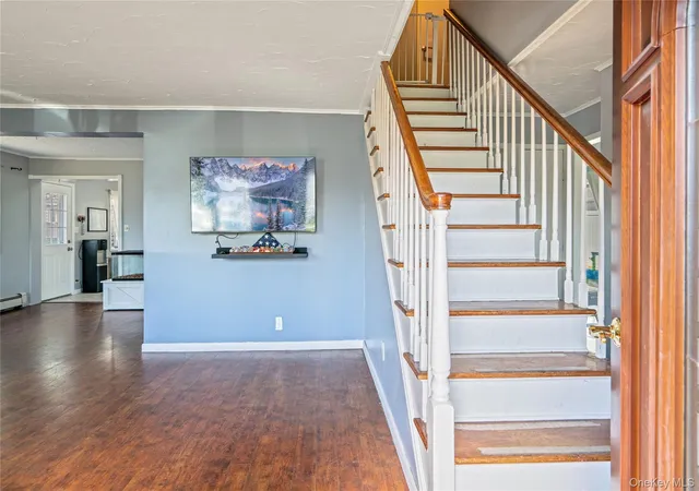 Photo 3 of Sale Pending at 14 Greenway Cir N, Syosset, NY 11791 | MLS# 991908 | Listing updated on 2026-08-21