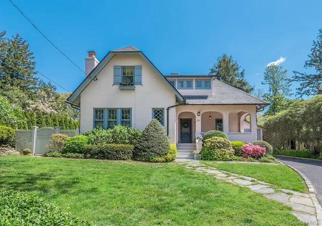 2nd image of 227 Littleworth Ln, Sea Cliff, NY 11579 | MLS# 991925