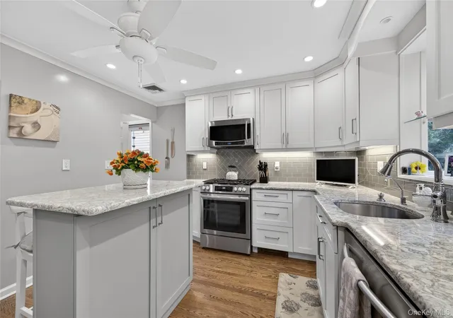 3rd image of 28 Midway Ave, Oyster Bay, NY 11560 | MLS# 991947