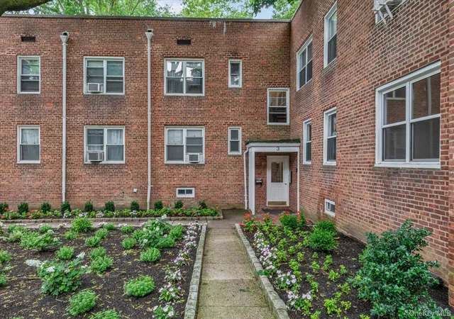 Homes for sale in North Hempstead, NY | 3 Edwards Street #1F, North Hempstead, NY 11577 | MLS# 991969