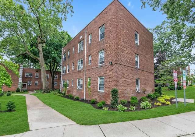2nd image of 3 Edwards St, Roslyn Heights, NY 11577