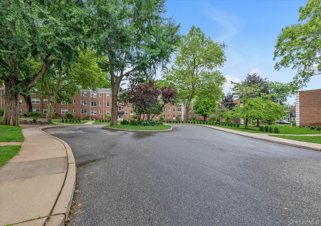 Homes for sale in North Hempstead, NY | 3 Edwards Street #1F, North Hempstead, NY 11577 | MLS# 991969