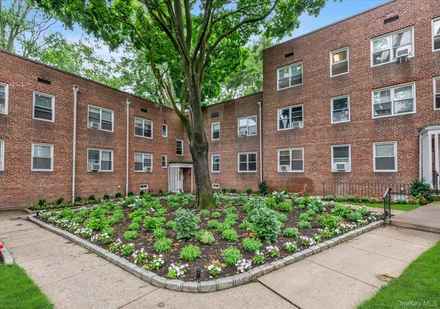 Homes for sale in North Hempstead, NY | 3 Edwards Street #1F, North Hempstead, NY 11577 | MLS# 991969