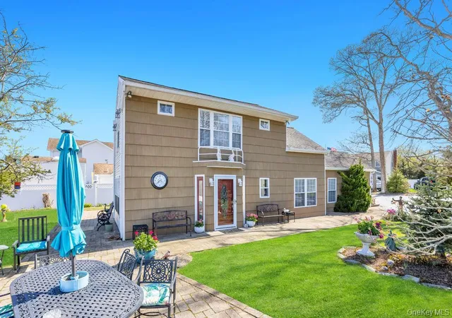 3rd image of 70 Featherbed Ln, Oakdale, NY 11769 | MLS# 992058