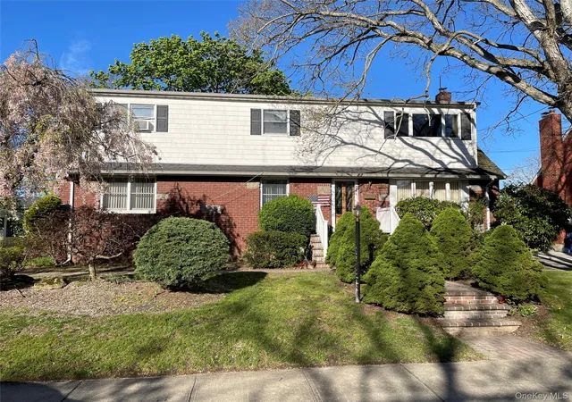 36th image of 581 Grand Ave, Lindenhurst, NY 11757 | MLS# 992179
