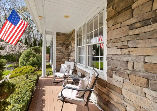 4th image of 251 Oakwood Rd, Oakdale, NY 11769 | MLS# 992313