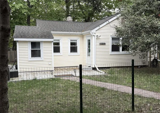 Homes for sale in Southampton, NY | 529 Montauk Hwy, Southampton, NY 11978 | MLS# 992470