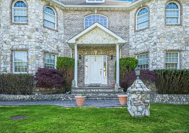 4th image of 2 Deepwells Ln, Smithtown, NY 11780 | MLS# 992489