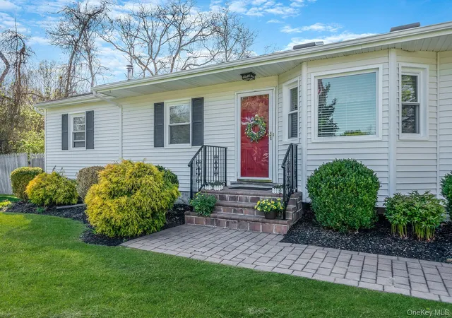 5th image of 9 Hickory Ln, East Moriches, NY 11940 | MLS# 992500