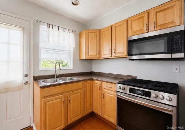 4th image of 313 2Nd Ave, Brentwood, NY 11717 | MLS# 992593