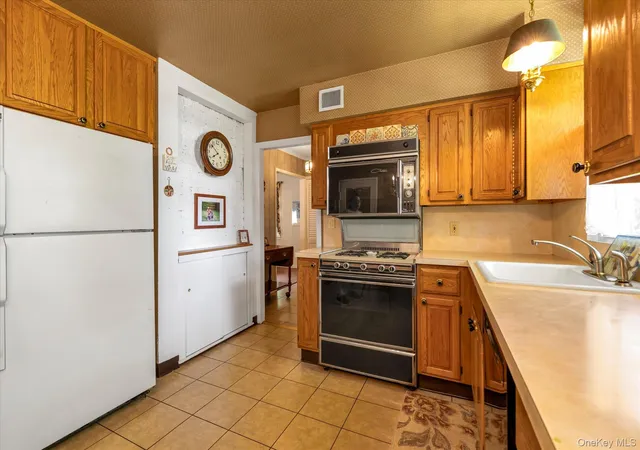 3rd image of 148 Princeton St, North Hempstead, NY 11577 | MLS# 992598